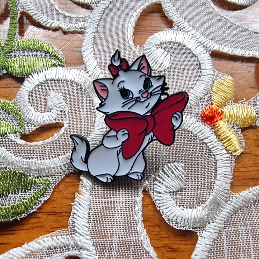 🆕️ Adorable Sweet Marie Aristocats White Enamel Cat Lapel Pin with Pink Bow